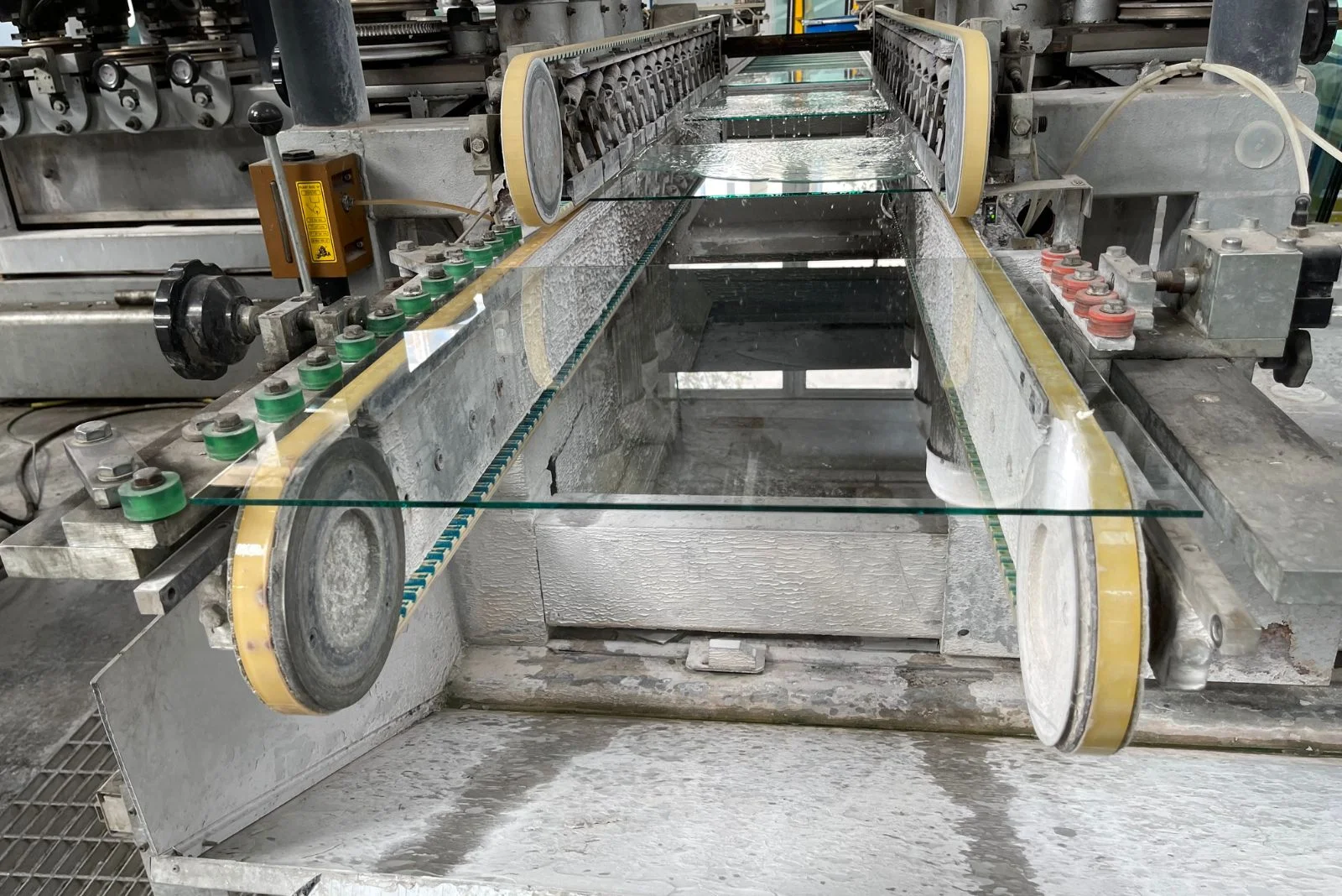 Flachdachfenster-ISOzertifiziert-Produktionsprozess-Bilder-Fabrik-dreifachVerglasung.jpg