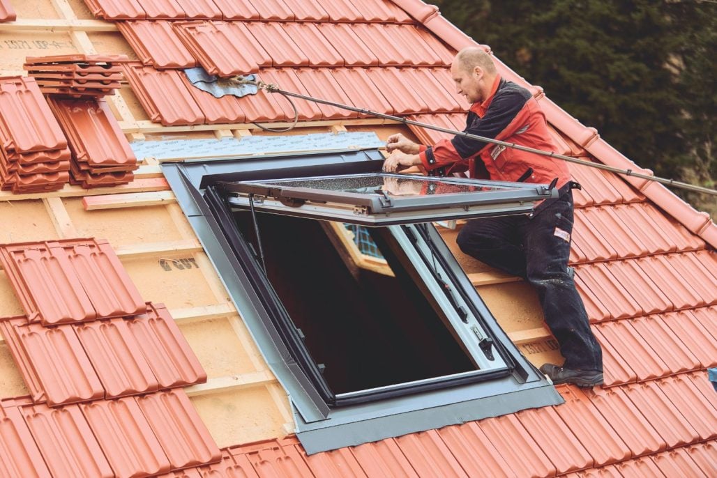 Roto Pitched Roof Window Center-Pivot 54 x 78 cm Natural Timber - Image 20